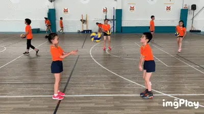 给你修修胡子，瓦科分享自己用剪刀剪克雷桑胡子的照片